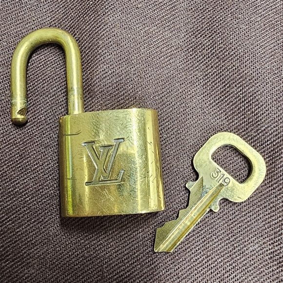 LV LOCK & KEY #319 - Picture 2 of 4